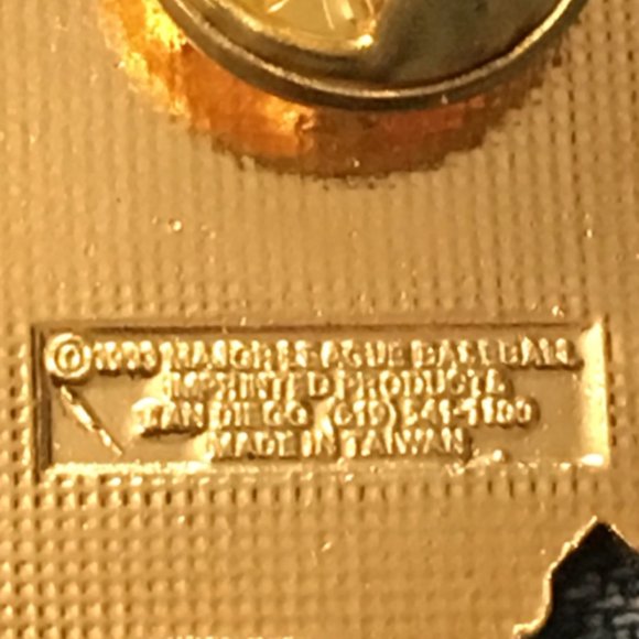 Atlanta Braves MLB Collector's Pin ~ Fulton County Stadium ~ Tomahawk ~ Baseball - Picture 3 of 3